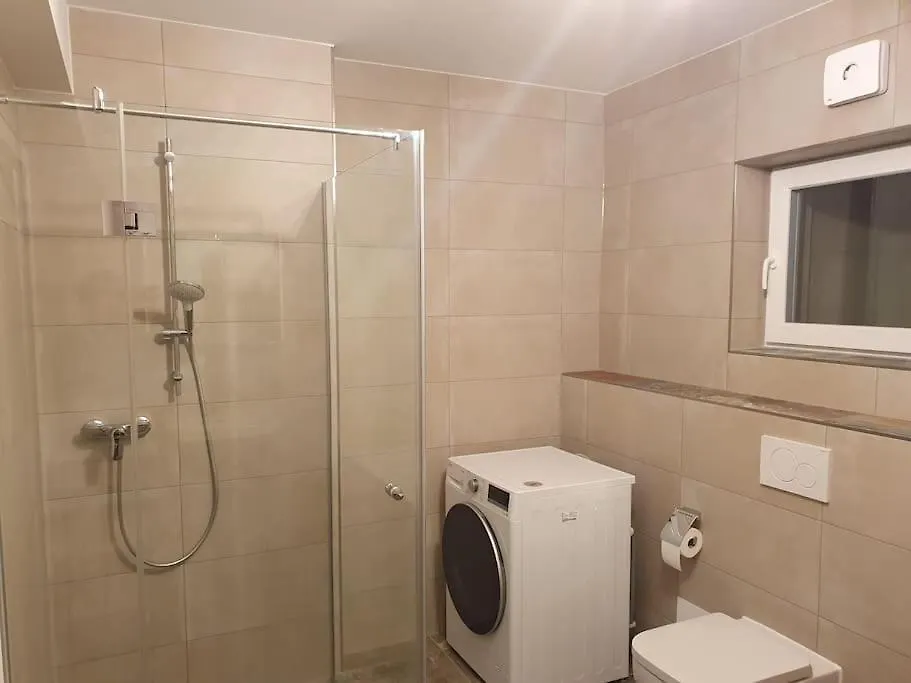 Helle 3 Zimmer Souterrainwohnung In Einem Neubau-Villa München