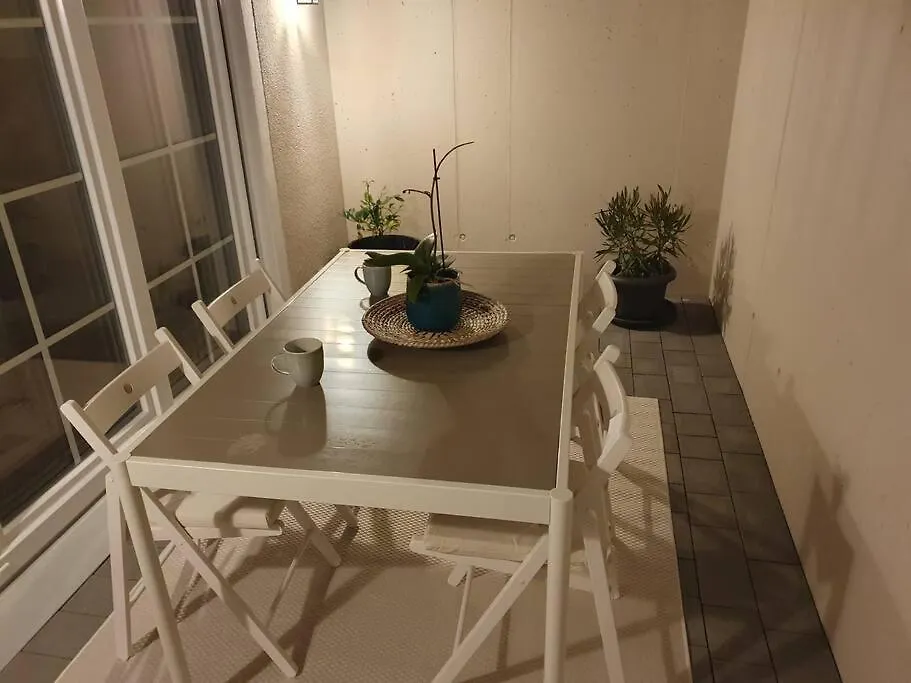 Helle 3 Zimmer Souterrainwohnung In Einem Neubau-Villa München 0*,