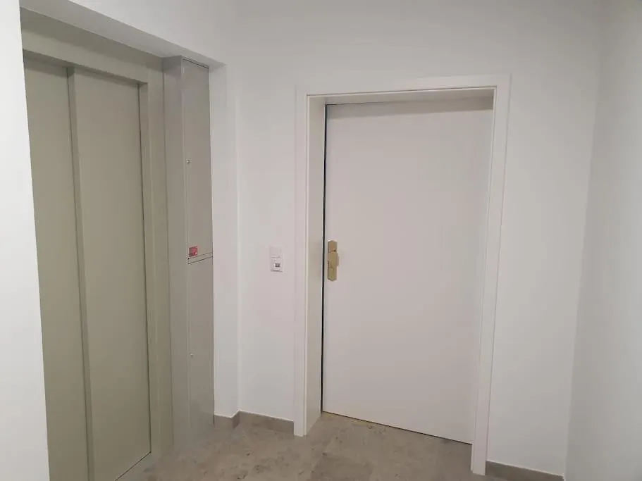 Helle 3 Zimmer Souterrainwohnung In Einem Neubau-Villa ميونيخ شقة