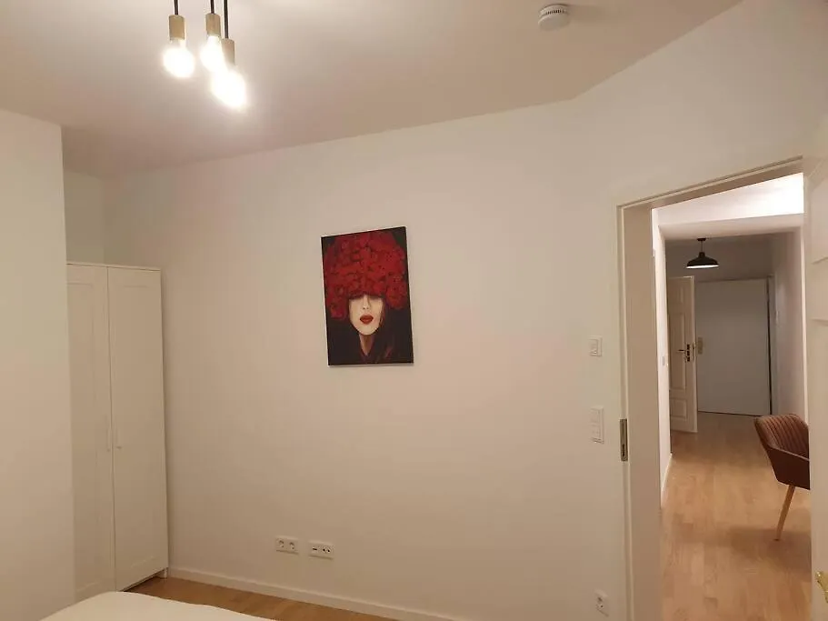 Helle 3 Zimmer Souterrainwohnung In Einem Neubau-Villa ميونيخ شقة
